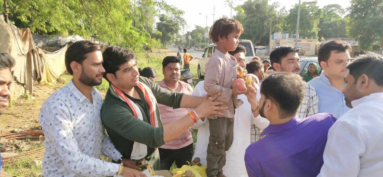 कैलाशवासी महाराज माधवराव सिंधिया जी की पुण्यतिथि पर युवा कांग्रेस ने की गरीब बच्चों में फल व किताबें वितरित | New India Times
