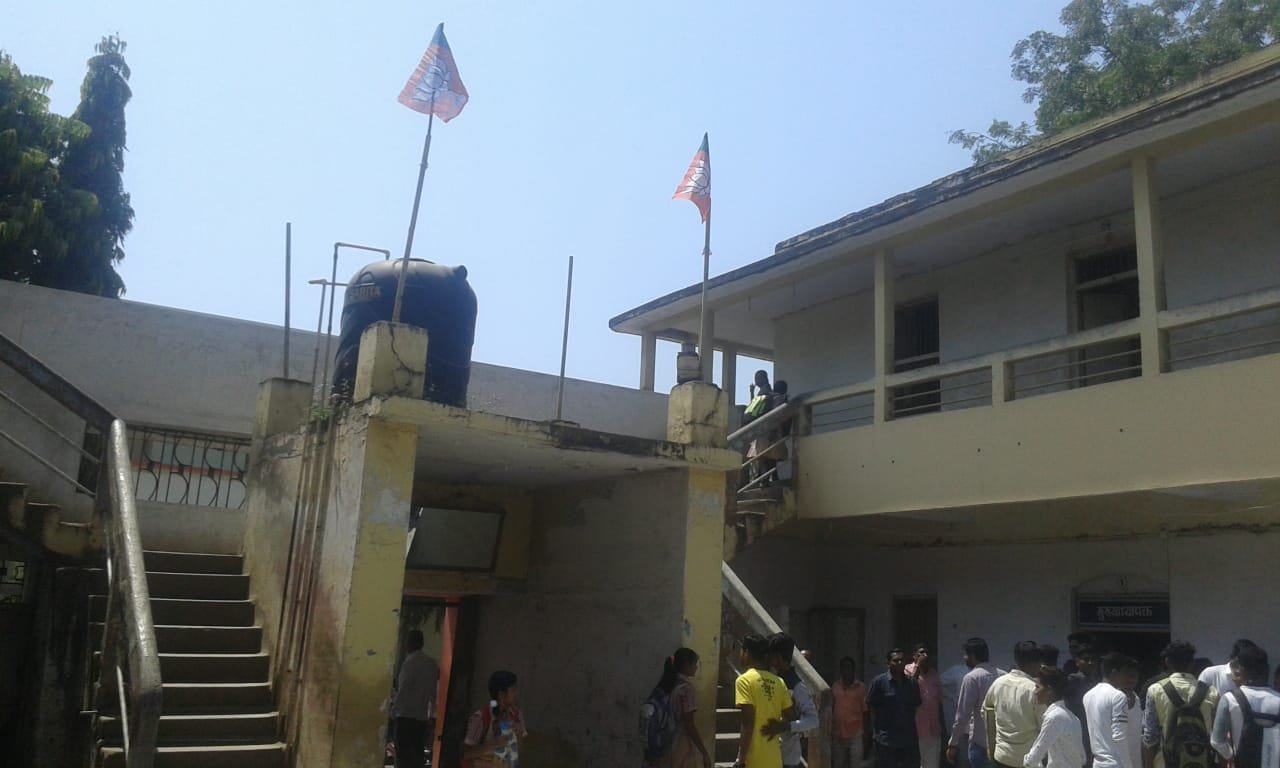 शिक्षा संस्था पर भाजपा के झंडे: दो गुटों की प्रतिस्पर्धा में पहली फौजदारी दायर | New India Times