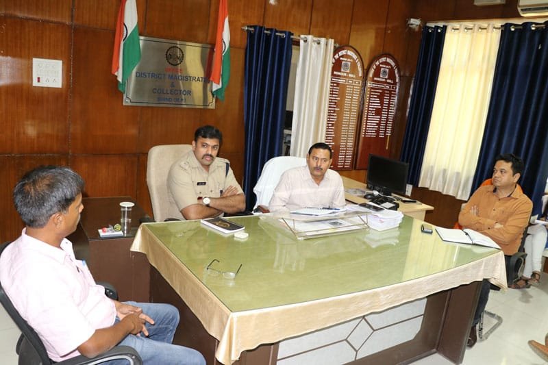 कलेक्टर एवं जिला निर्वाचन अधिकारी श्री आशीष कुमार गुप्ता व पुलिस अधीक्षक श्री रूडोल्फ अल्वारेस की अध्यक्षता में हुई व्यय निगरानी एवं सम्पत्ति विरूपण संबंधी बैठक | New India Times