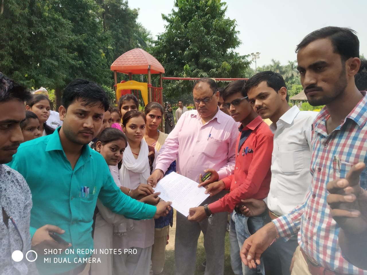 चतुर्थ सेमेस्टर का पेपर लीक होने के संबंध में सीतापुर के छात्रों ने किया विरोध प्रदर्शन | New India Times