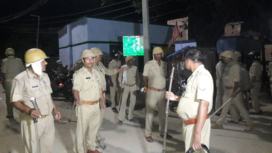 नए स्थान पर मूर्ति रखने को लेकर दो पक्षों में हुआ पथराव, पुलिस ने किया लाठी चार्ज, हालात तनाव पूर्ण | New India Times