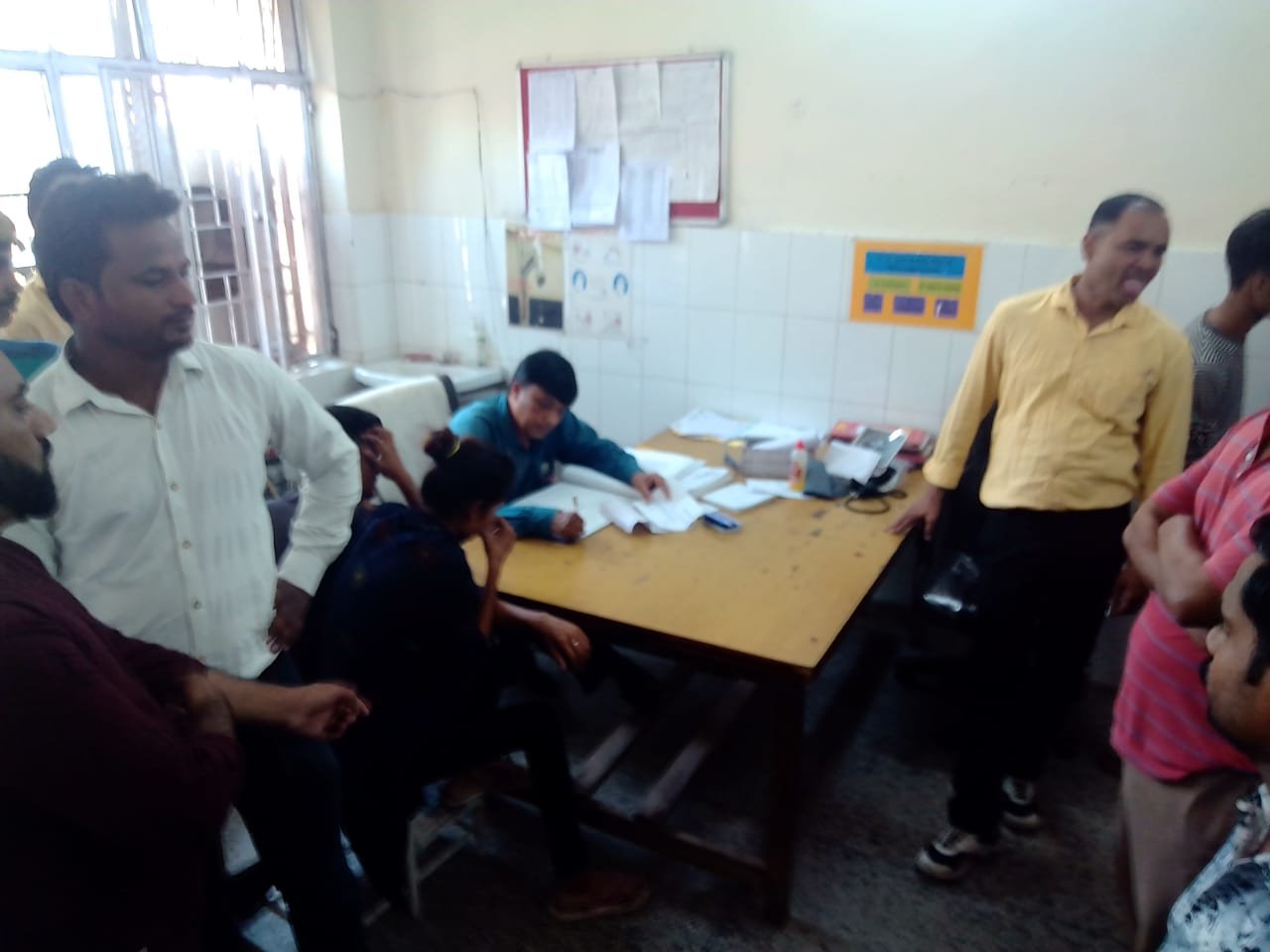 झांसी जिला चिकित्सालय के डाक्टरों की लापरवाही से 10 वर्षीय बच्ची की मौत, परिजनों ने लगाया गलत इंजेक्शन लगाने का आरोप | New India Times