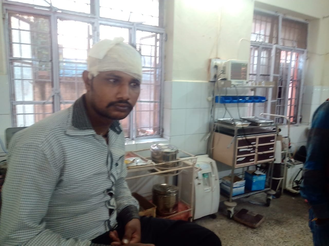 झांसी के तिवारी होटल के कर्मचारी को बचाने वाले पर चार लडकों ने किया जानलेवा हमला | New India Times