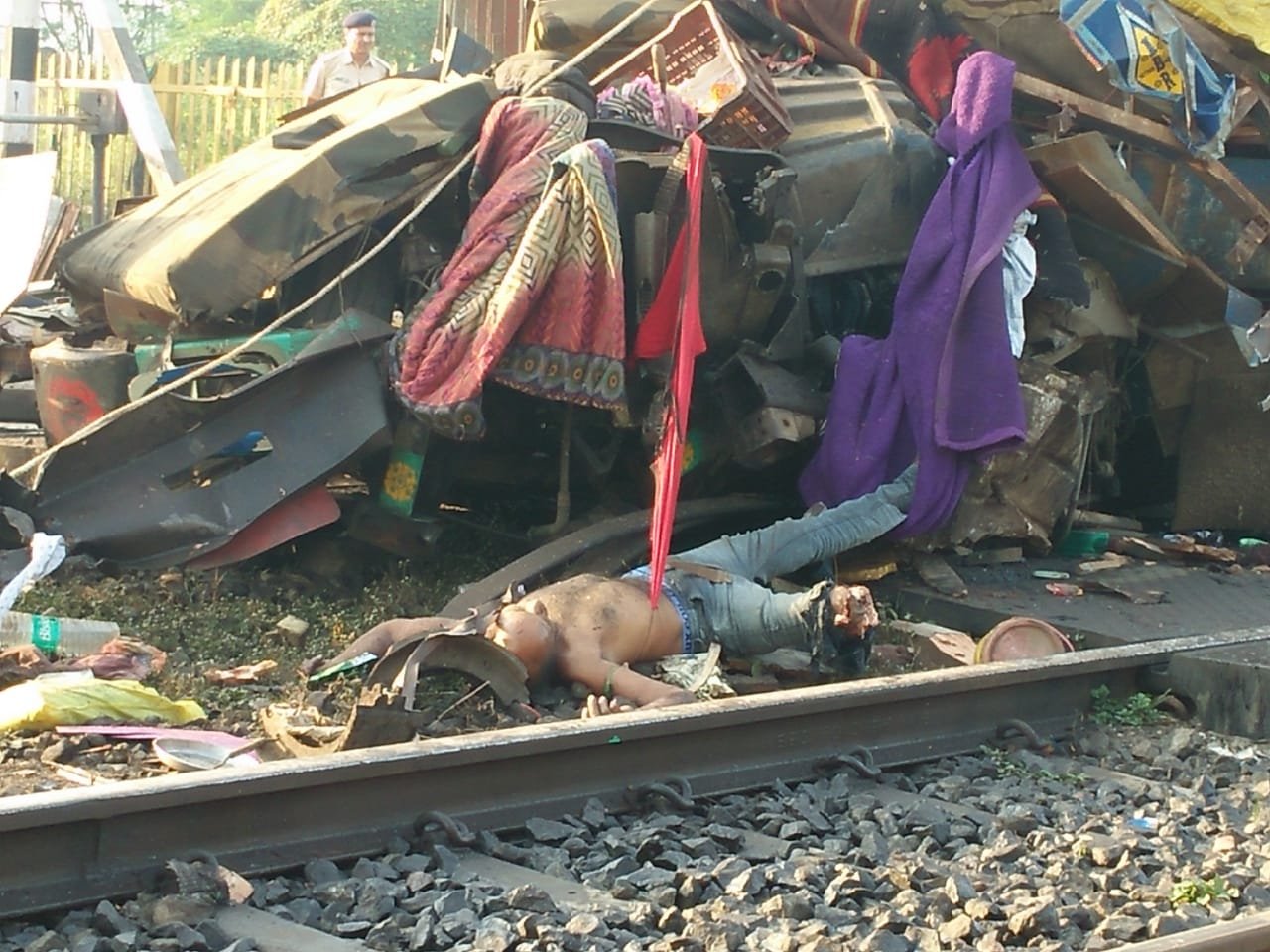 राजधानी एक्सप्रेस से टकराया बेकाबू ट्रक, ट्रक के प्रखच्चे उड़े, ट्रक ड्राइवर की मोके पर ही मौत, दो अन्य घायल, ट्रेन के सभी यात्री सुरक्षित | New India Times