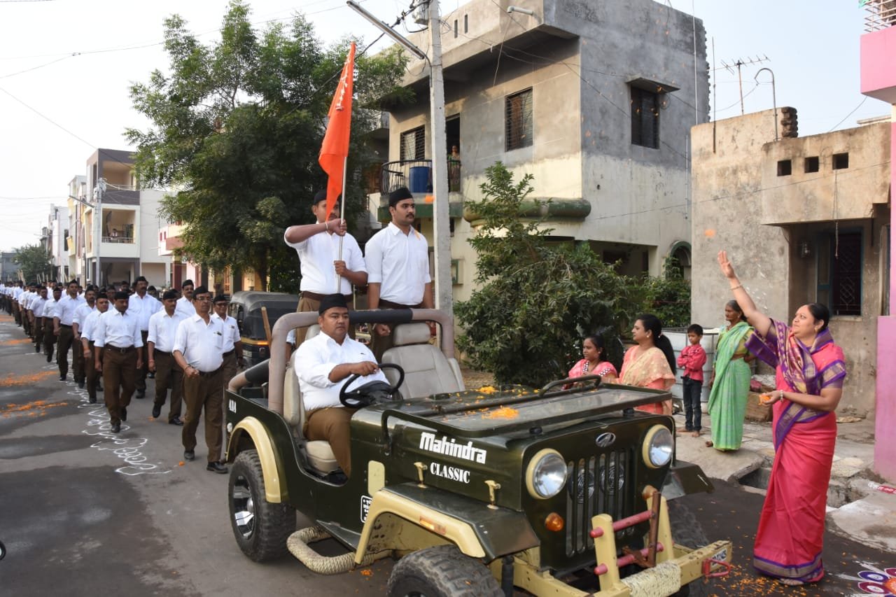 विजयदशमी के अवसर पर आरएसएस के पथ संचलन में रक्षा राज्यमंत्री डॉक्टर सुभाष भामरे ने किया पथ संचलन, एक हजार से अधिक स्वयंसेवक हुए शामिल | New India Times