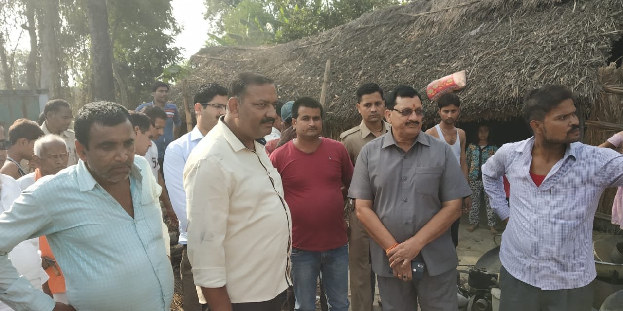 अचानक लगी आग से तीन घर जलकर राख | New India Times