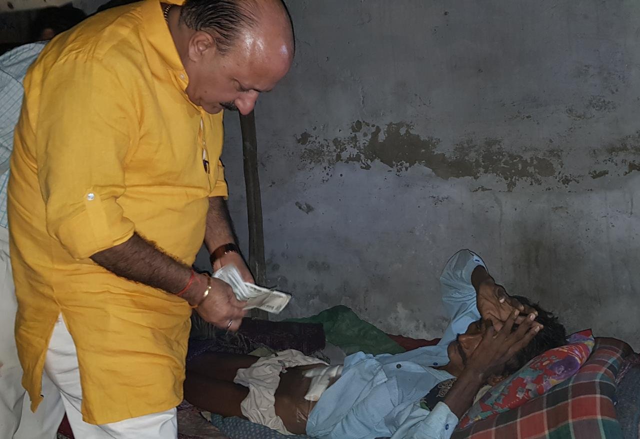 गरीबों की मदद का सिलसिला हर रोज की तरहा जारी , विधायक रोमी साहनी ने पांच परिवारों को दी 25,000 हजार की आर्थिक मदद | New India Times