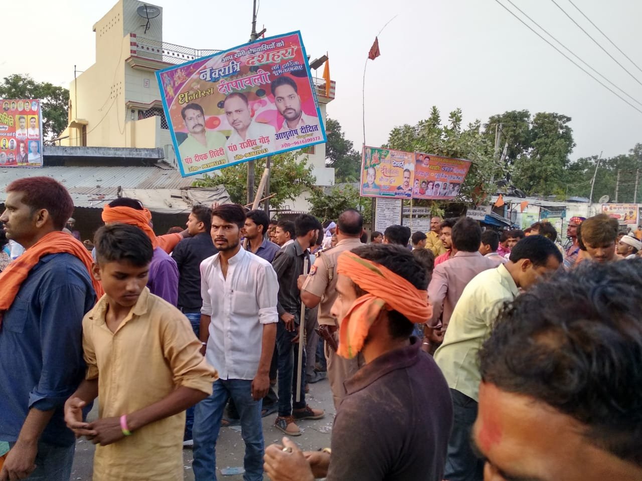 सकुशल विसर्जन जुलूस सम्पन्न कराने के प्रशासनिक दावों को लगा ग्रहण, दुर्गा विसर्जन के दौरान कई जगहों पर बिगड़े हालात | New India Times