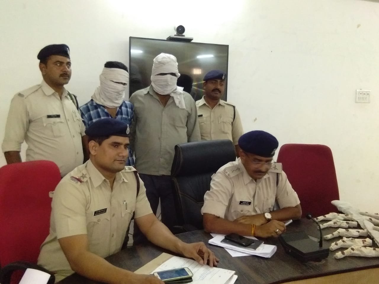 भिंड जिला पुलिस ने बडी संख्या में अवैध हथियारों के साथ दो आरोपियों को किया गिरफ्तार | New India Times