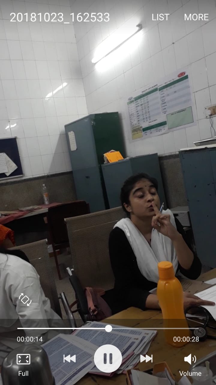 बहराइच जिला अस्पताल में मरीज की हालत पर सवाल पूछने पर चढ़ा डॉक्टर मैडम का पारा, परिजनों को जमकर लगाई लताड़ | New India Times