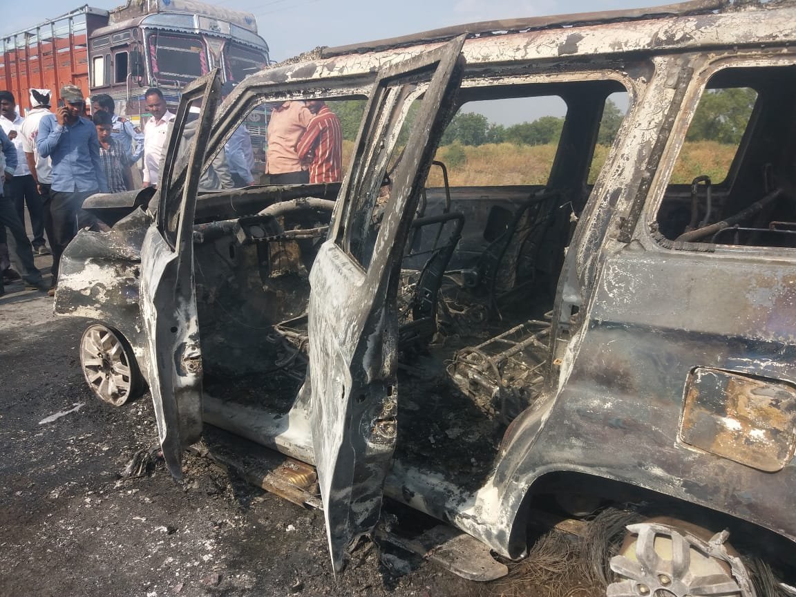 वैन में अचानक लगी आग | New India Times