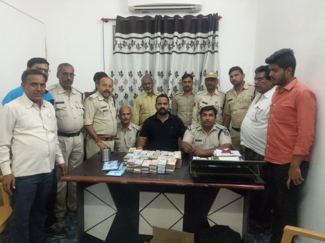 गुना के भोपाल रोड़ पर वाहन चेकिंग के दौरान 810000 रुपये कैश बरामद कर पुलिस ने की जब्ती की कार्रवाई | New India Times