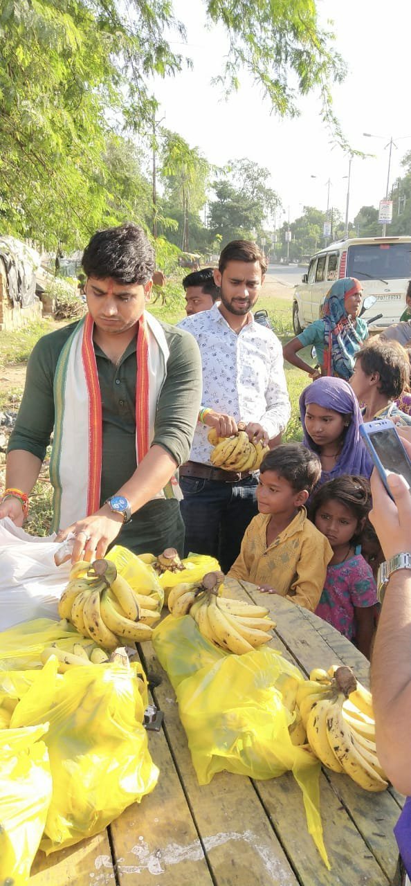 कैलाशवासी महाराज माधवराव सिंधिया जी की पुण्यतिथि पर युवा कांग्रेस ने की गरीब बच्चों में फल व किताबें वितरित | New India Times