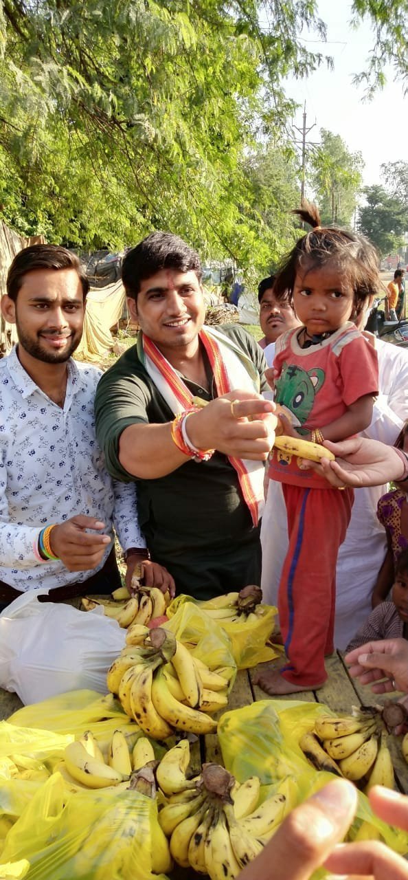 कैलाशवासी महाराज माधवराव सिंधिया जी की पुण्यतिथि पर युवा कांग्रेस ने की गरीब बच्चों में फल व किताबें वितरित | New India Times