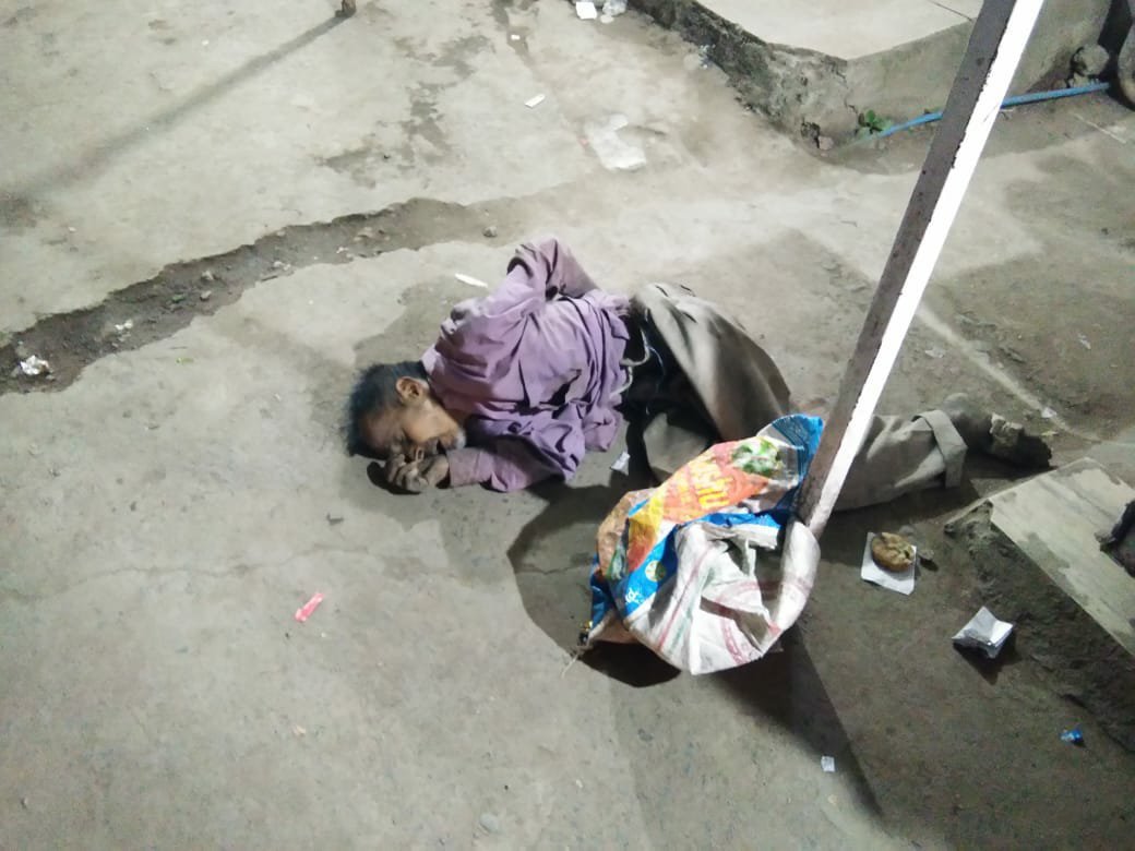 राजधानी भोपाल में दो दिनों से जवाहर लाल नेहरू हॉस्पिटल के समीप बेहोश सड़क पर पड़े 50 वर्षीय व्यक्ति की हुई मौत | New India Times