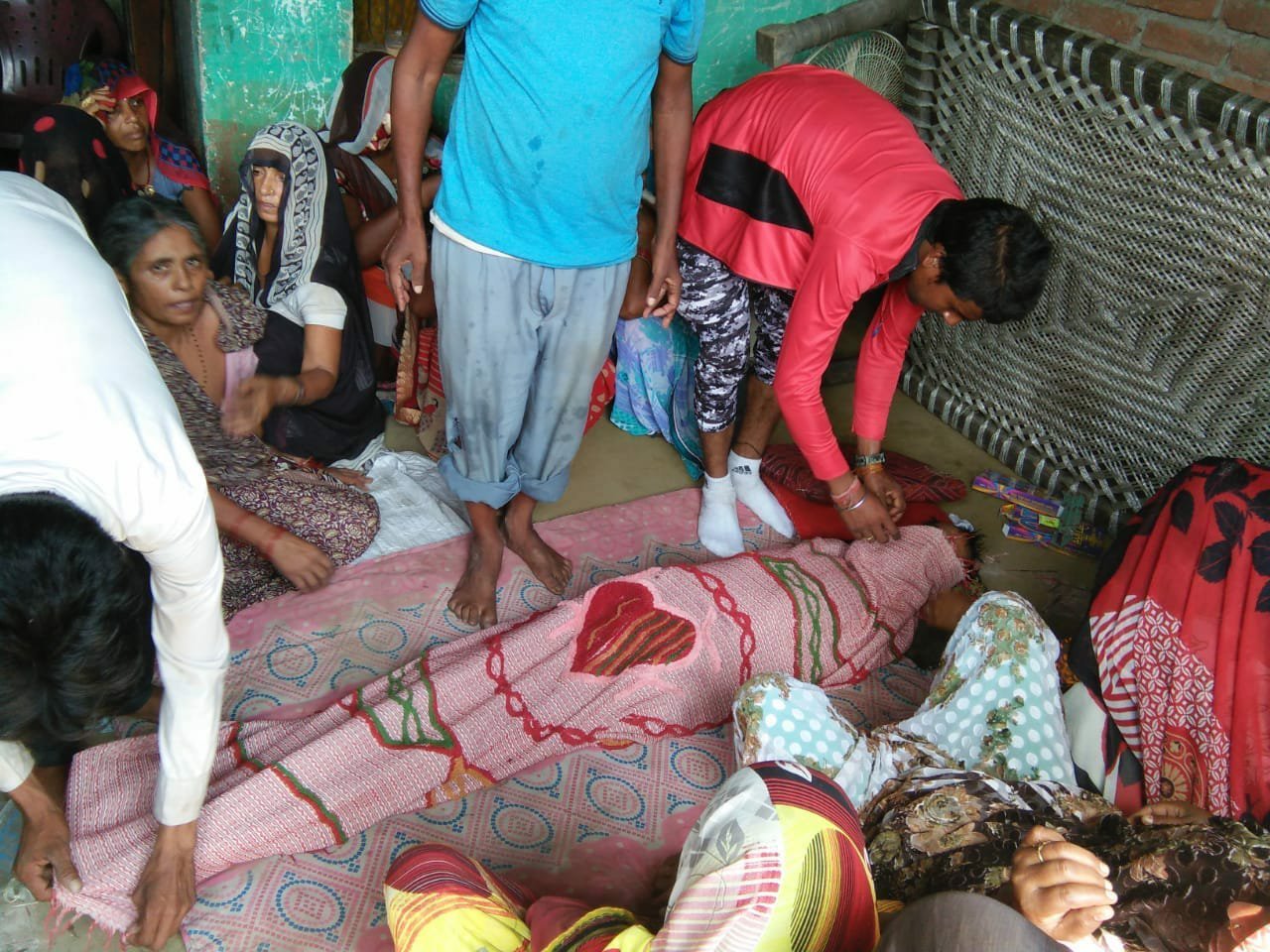 इंसानियत शर्मसार: इलाज के नाम पर डाक्टरों ने ऐंठे लाखों रुपये फिर भी नहीं बची जान, स्टाम्प पेपर पर बकाया राशि लिखवा कर परिजनों को दी लाश, लखनऊ स्थित चंद्रा हॉस्पिटल का है मामला | New India Times