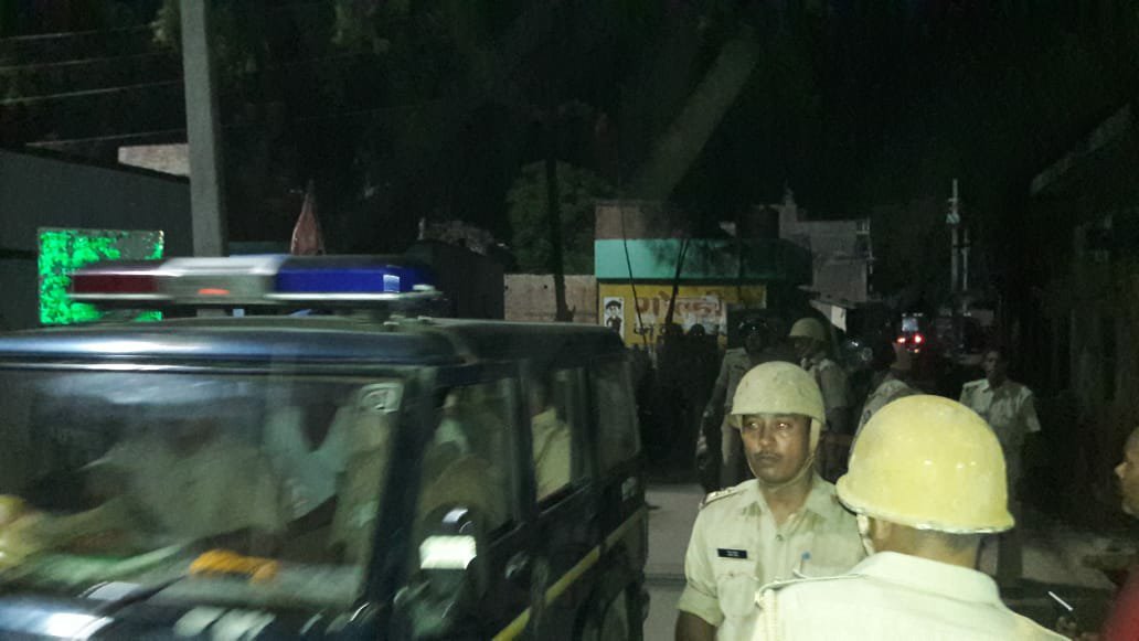 नए स्थान पर मूर्ति रखने को लेकर दो पक्षों में हुआ पथराव, पुलिस ने किया लाठी चार्ज, हालात तनाव पूर्ण | New India Times