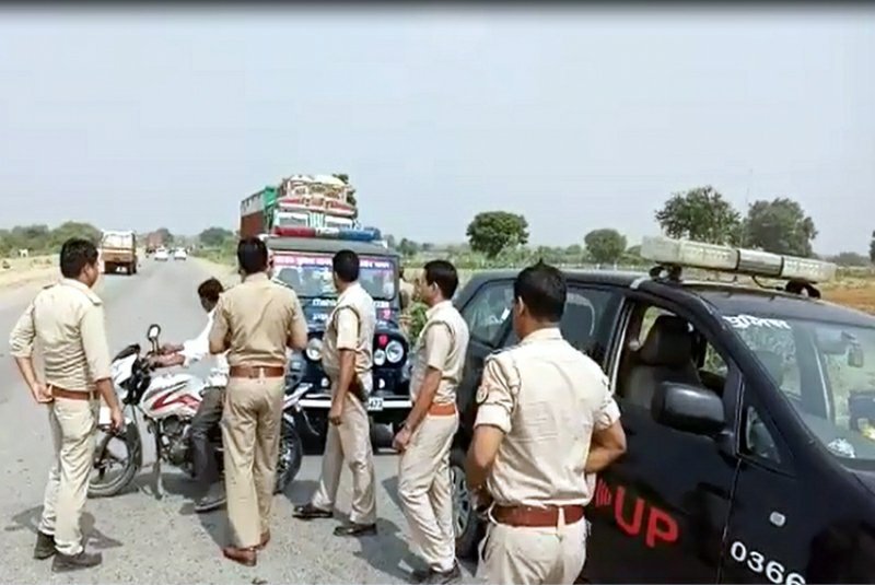 झांसी-ग्वालियर मार्ग पर ट्रक-बाइक की जोरदार टक्कर, 4 लोगों की मौके पर ही मौत 2 झांसी-ग्वालियर मार्ग पर ट्रक-बाइक की जोरदार टक्कर, 4 लोगों की मौके पर ही मौत | New India Times