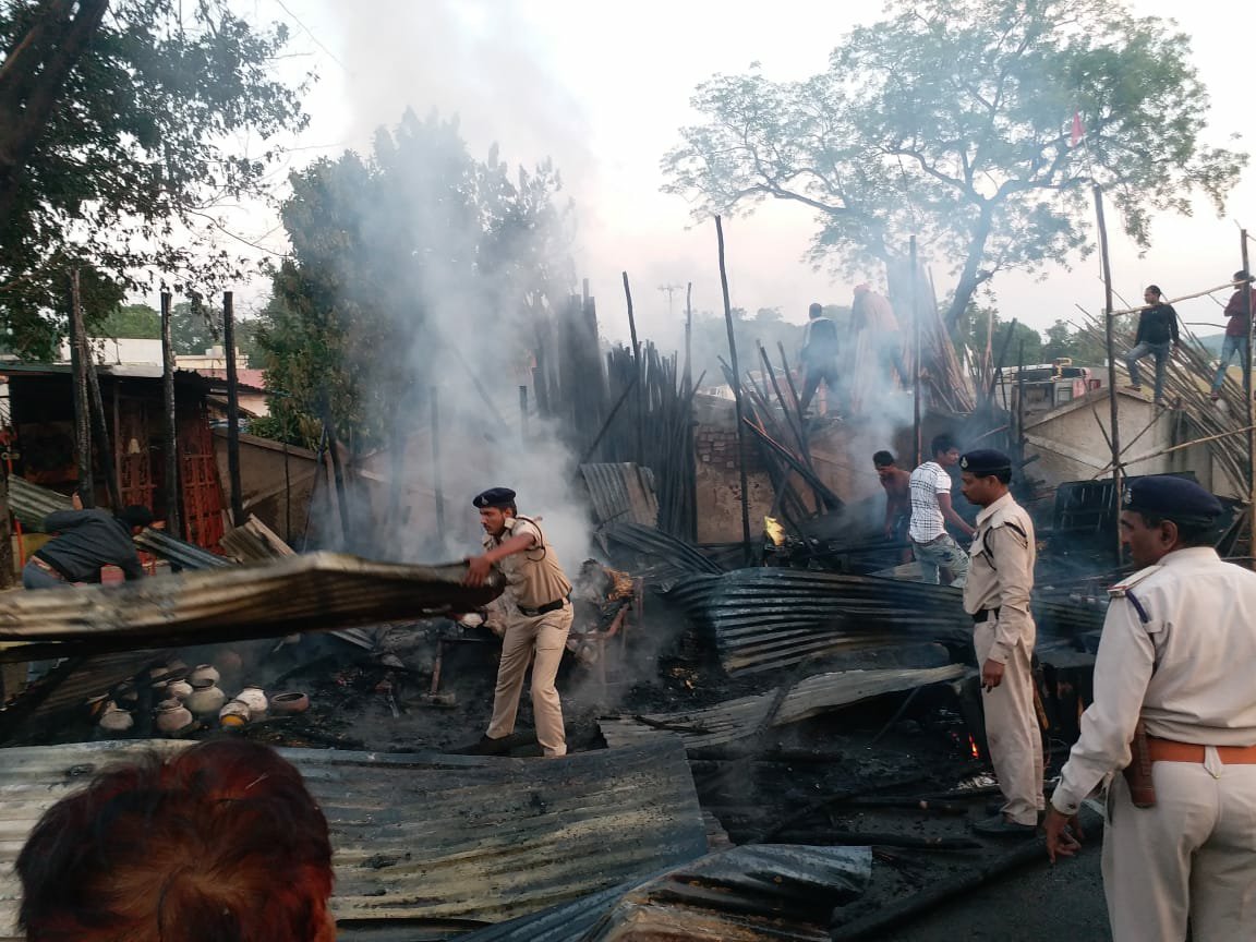 दुर्गा देवी पिंडाल में लगी भीषण आग, पूरा पिंडाल जलकर राख, देवी प्रतिमा भी खंडित | New India Times