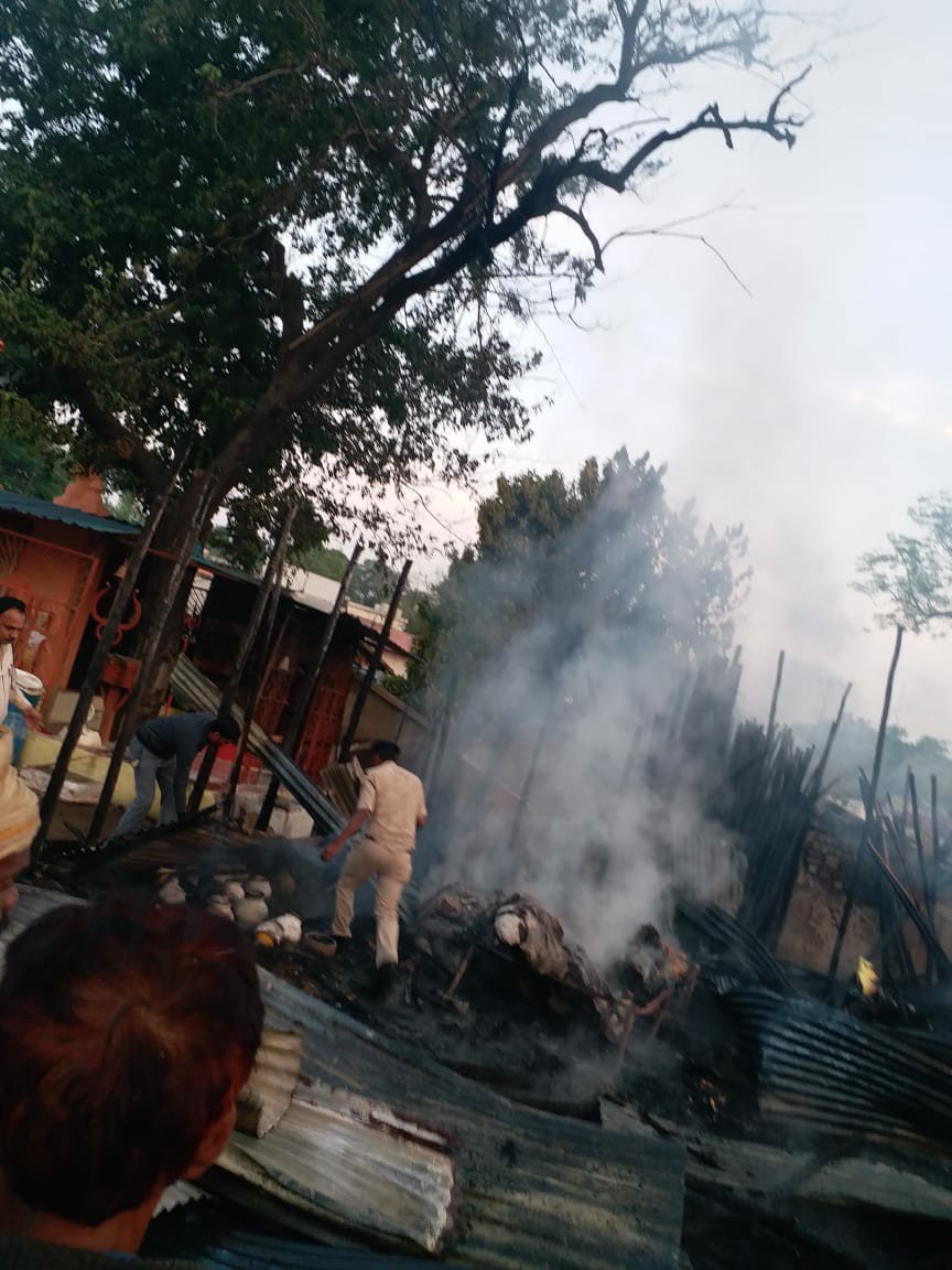 दुर्गा देवी पिंडाल में लगी भीषण आग, पूरा पिंडाल जलकर राख, देवी प्रतिमा भी खंडित | New India Times