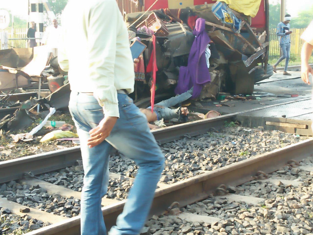 राजधानी एक्सप्रेस से टकराया बेकाबू ट्रक, ट्रक के प्रखच्चे उड़े, ट्रक ड्राइवर की मोके पर ही मौत, दो अन्य घायल, ट्रेन के सभी यात्री सुरक्षित | New India Times