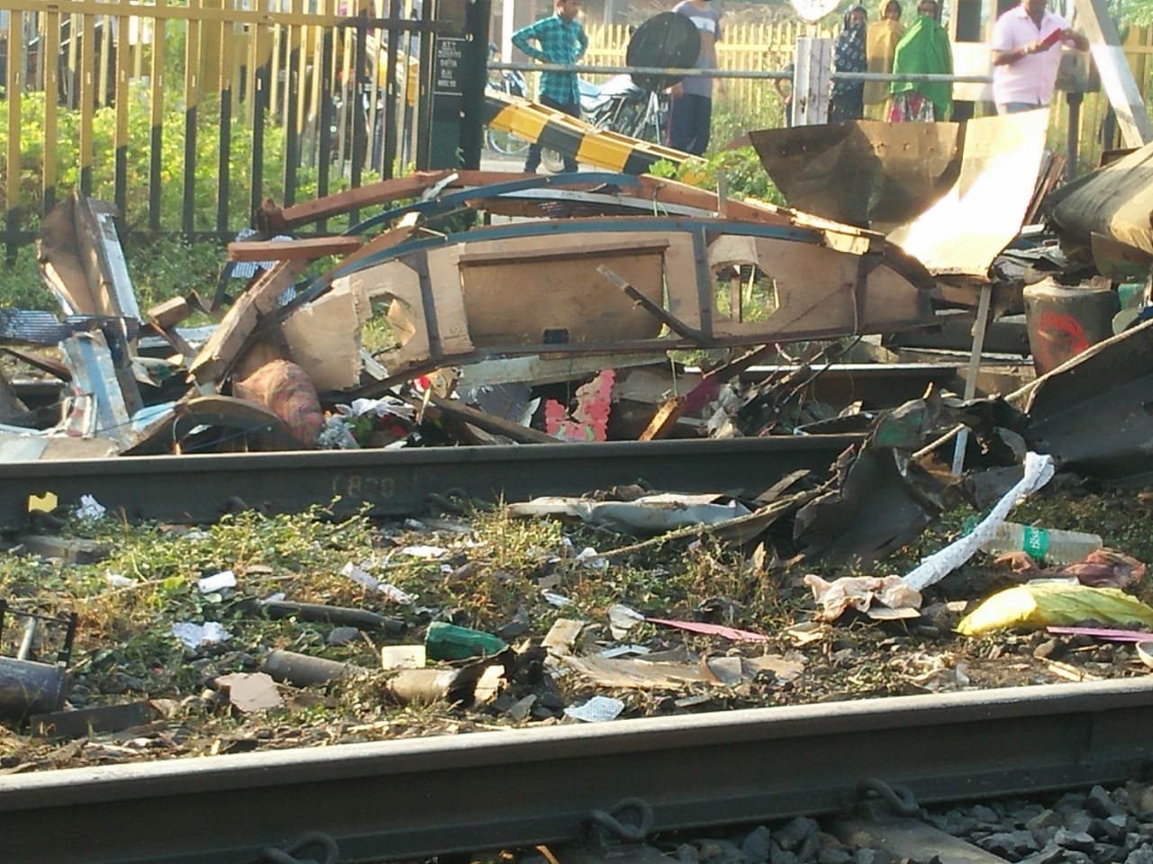 राजधानी एक्सप्रेस से टकराया बेकाबू ट्रक, ट्रक के प्रखच्चे उड़े, ट्रक ड्राइवर की मोके पर ही मौत, दो अन्य घायल, ट्रेन के सभी यात्री सुरक्षित | New India Times