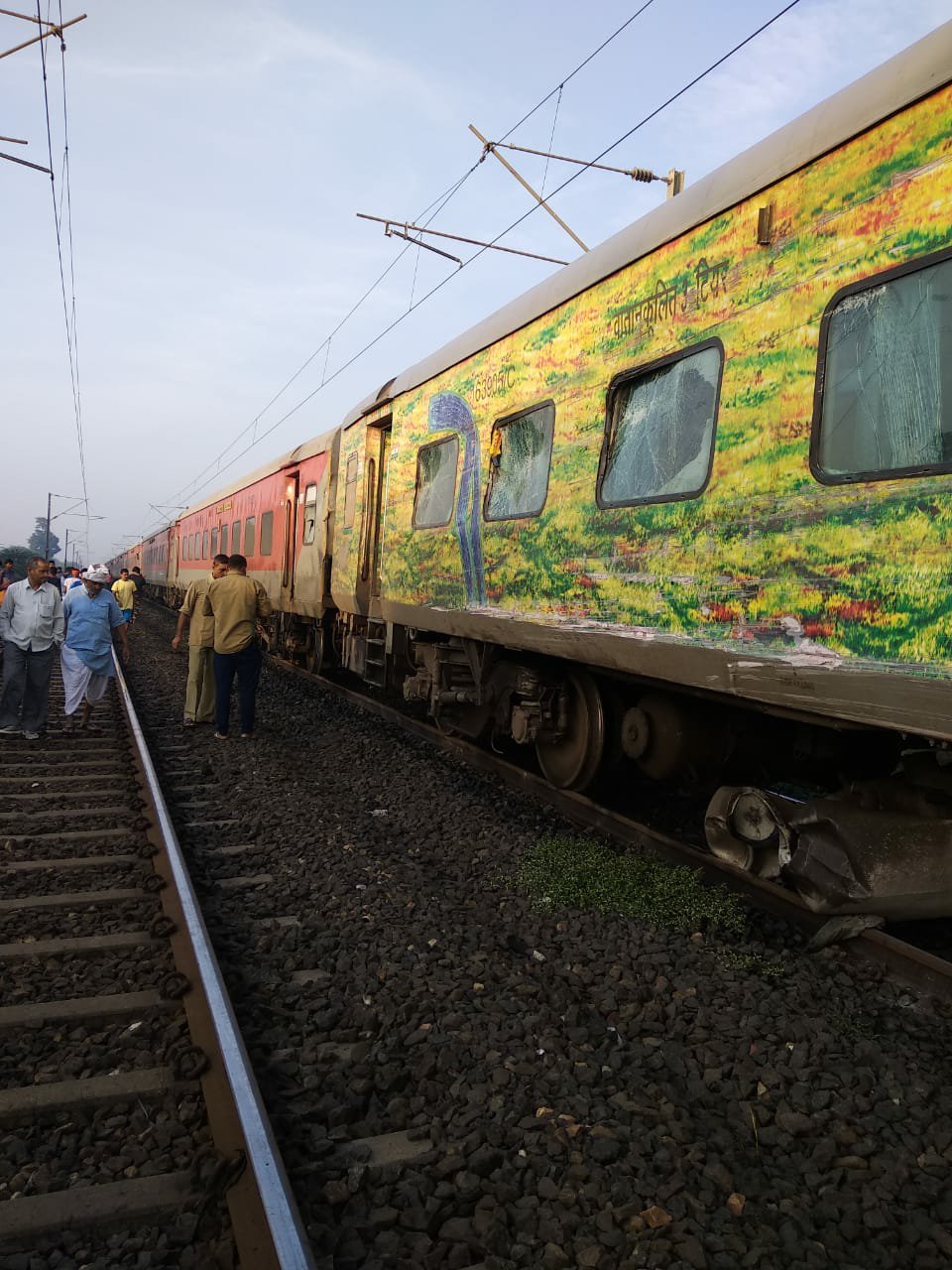 राजधानी एक्सप्रेस से टकराया बेकाबू ट्रक, ट्रक के प्रखच्चे उड़े, ट्रक ड्राइवर की मोके पर ही मौत, दो अन्य घायल, ट्रेन के सभी यात्री सुरक्षित | New India Times