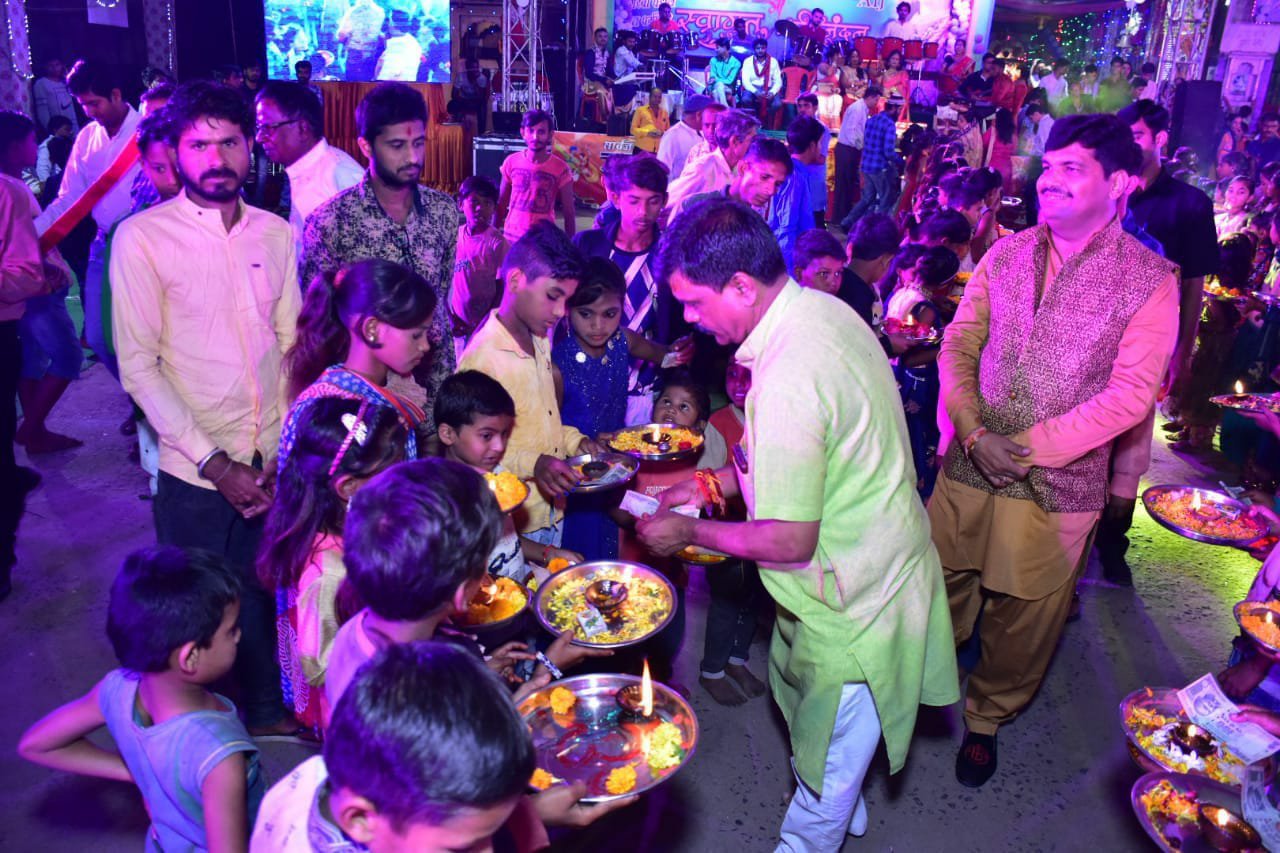 समाजसेवी श्री सुरेश चंद पूरणमल जैन पप्पू भैया परिवार ने महा गौरी की आरती का लिया लाभ 3 समाजसेवी श्री सुरेश चंद पूरणमल जैन पप्पू भैया परिवार ने महा गौरी की आरती का लिया लाभ | New India Times