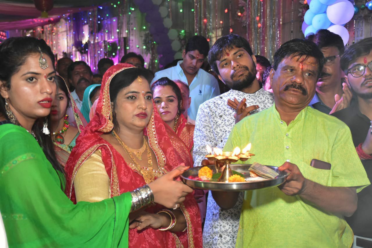 समाजसेवी श्री सुरेश चंद पूरणमल जैन पप्पू भैया परिवार ने महा गौरी की आरती का लिया लाभ 2 समाजसेवी श्री सुरेश चंद पूरणमल जैन पप्पू भैया परिवार ने महा गौरी की आरती का लिया लाभ | New India Times