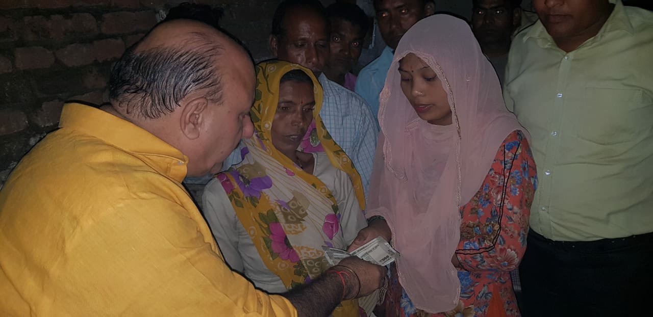 गरीबों की मदद का सिलसिला हर रोज की तरहा जारी , विधायक रोमी साहनी ने पांच परिवारों को दी 25,000 हजार की आर्थिक मदद | New India Times