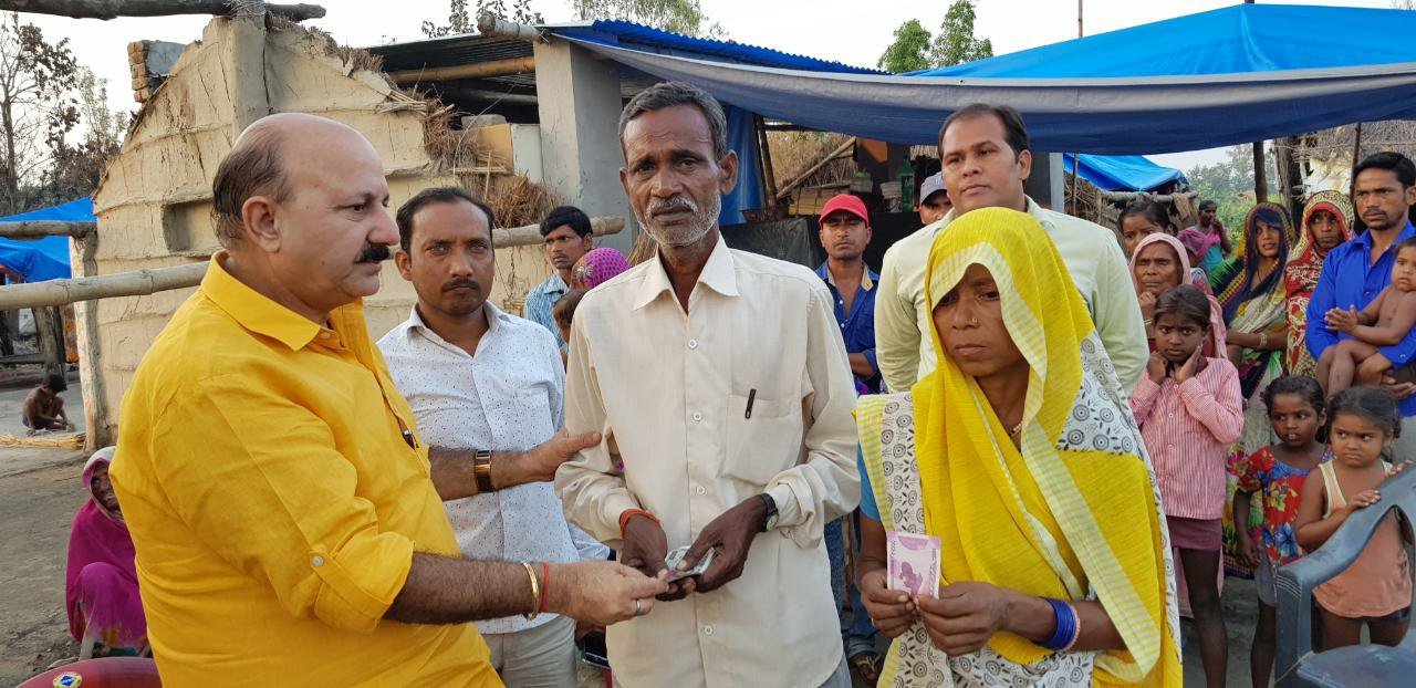 गरीबों की मदद का सिलसिला हर रोज की तरहा जारी , विधायक रोमी साहनी ने पांच परिवारों को दी 25,000 हजार की आर्थिक मदद | New India Times