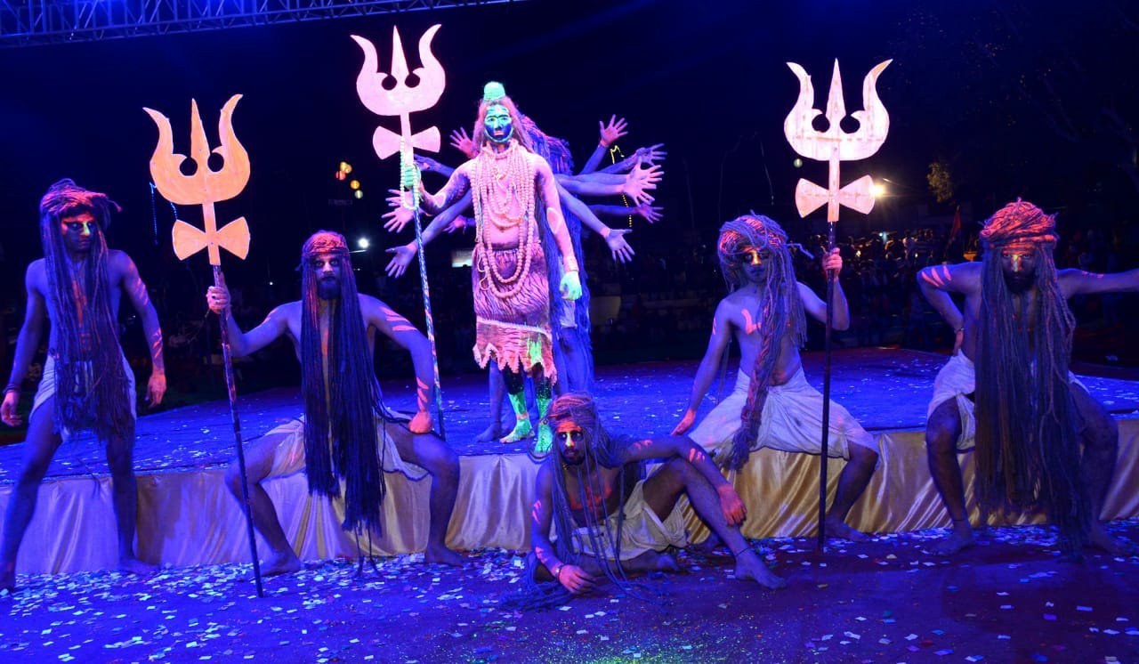 सर्वश्रेष्ठ गरबा खेलने वाले गरबा कलाकारों को दिया गया तोहफा, श्रद्धा और भक्ति के साथ संपन्न हुआ नवरात्रि पर्व 2 सर्वश्रेष्ठ गरबा खेलने वाले गरबा कलाकारों को दिया गया तोहफा, श्रद्धा और भक्ति के साथ संपन्न हुआ नवरात्रि पर्व | New India Times