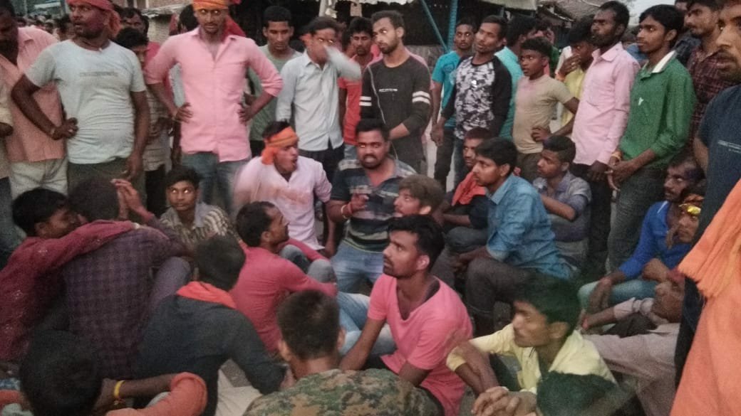 सकुशल विसर्जन जुलूस सम्पन्न कराने के प्रशासनिक दावों को लगा ग्रहण, दुर्गा विसर्जन के दौरान कई जगहों पर बिगड़े हालात 5 सकुशल विसर्जन जुलूस सम्पन्न कराने के प्रशासनिक दावों को लगा ग्रहण, दुर्गा विसर्जन के दौरान कई जगहों पर बिगड़े हालात | New India Times