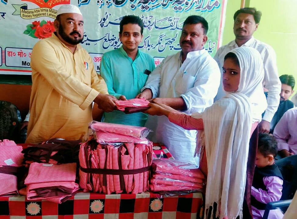 लहरपुर में हुआ निःशुल्क यूनिफॉर्म वितरण समारोह का आयोजन 2 लहरपुर में हुआ निःशुल्क यूनिफॉर्म वितरण समारोह का आयोजन | New India Times