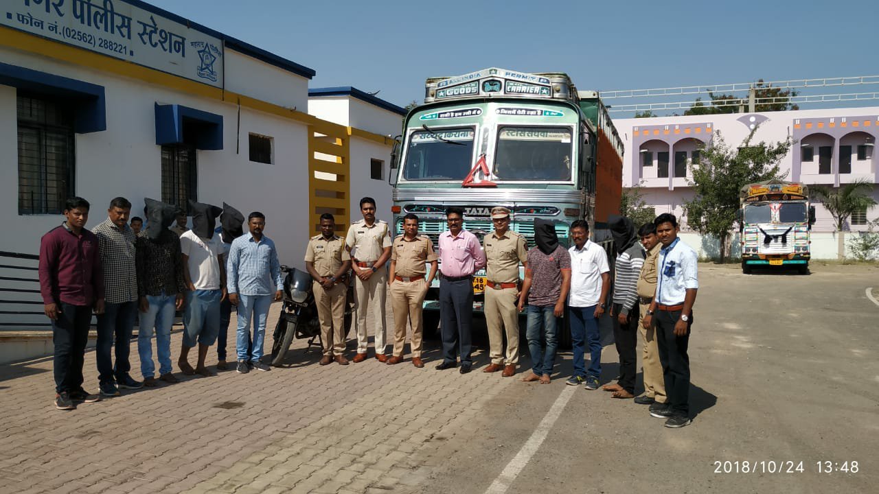 बंदूक की नोंक पर ट्रक डकैती को अंजाम देने वाले 5 आरोपी गिरफ्तार, एक आरोपी फरार, आरोपियों में दो सगे भाई शामिल 2 बंदूक की नोंक पर ट्रक डकैती को अंजाम देने वाले 5 आरोपी गिरफ्तार, एक आरोपी फरार, आरोपियों में दो सगे भाई शामिल | New India Times