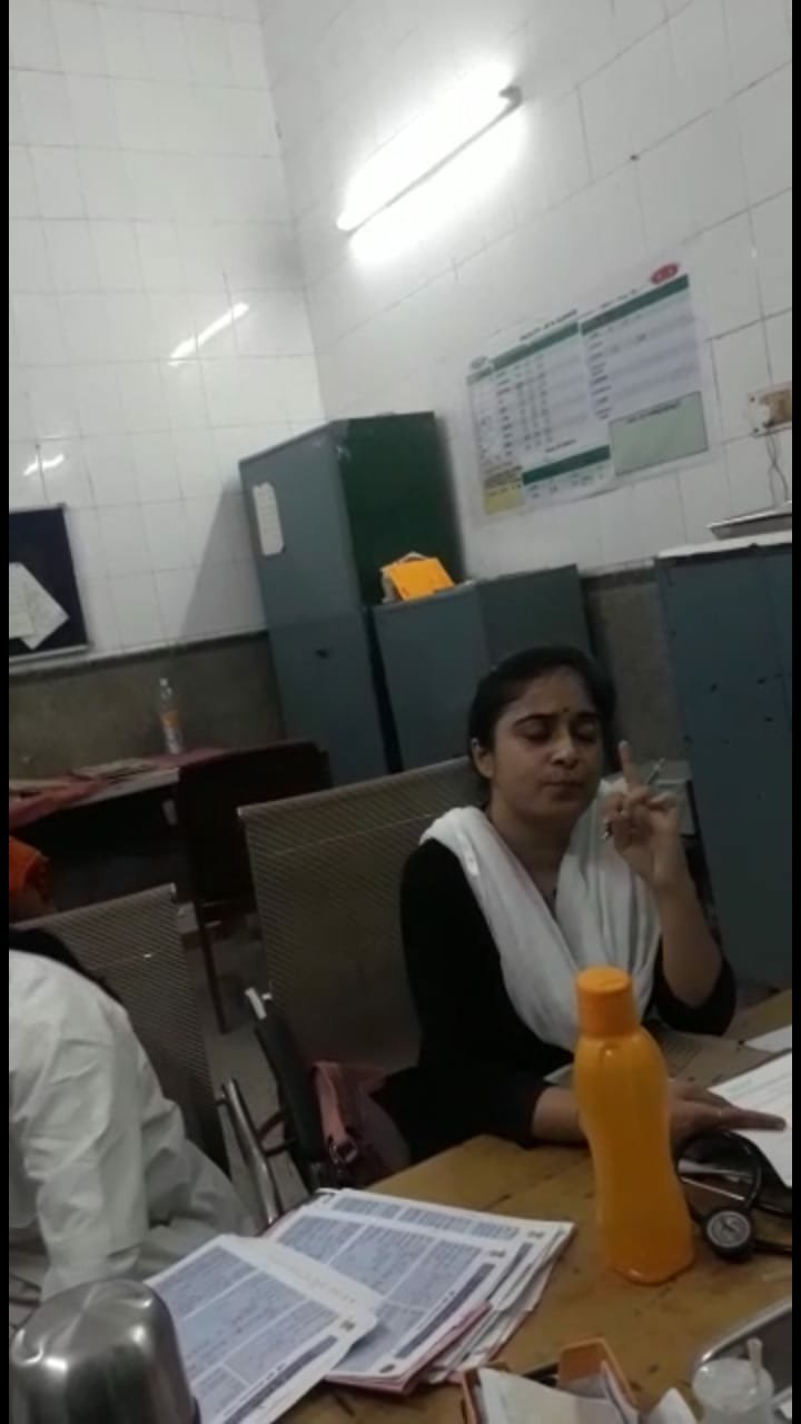 बहराइच जिला अस्पताल में मरीज की हालत पर सवाल पूछने पर चढ़ा डॉक्टर मैडम का पारा, परिजनों को जमकर लगाई लताड़ | New India Times