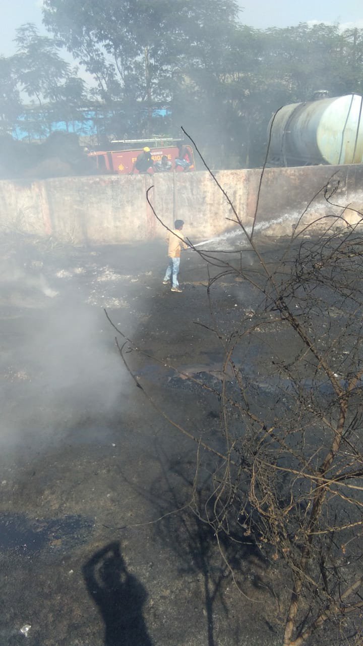 मेघनगर के औद्योगिक क्षेत्र में लगी भीषण आग, फैक्ट्री में आग लगी है उस फैक्ट्री में बड़ी मात्रा में पाये गए पटाखों के स्टीकर | New India Times