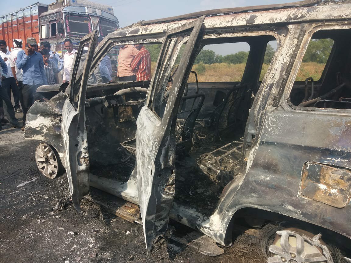 वैन में अचानक लगी आग | New India Times