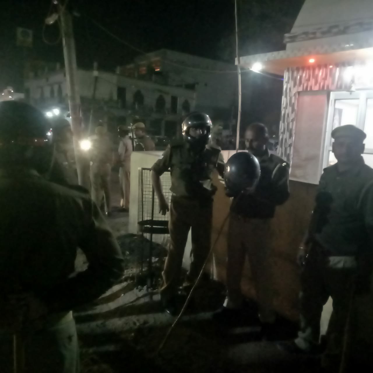 एल.आर.पी. चौकी पर हुई जमकर पत्थरबाजी 2 एल.आर.पी. चौकी पर हुई जमकर पत्थरबाजी | New India Times