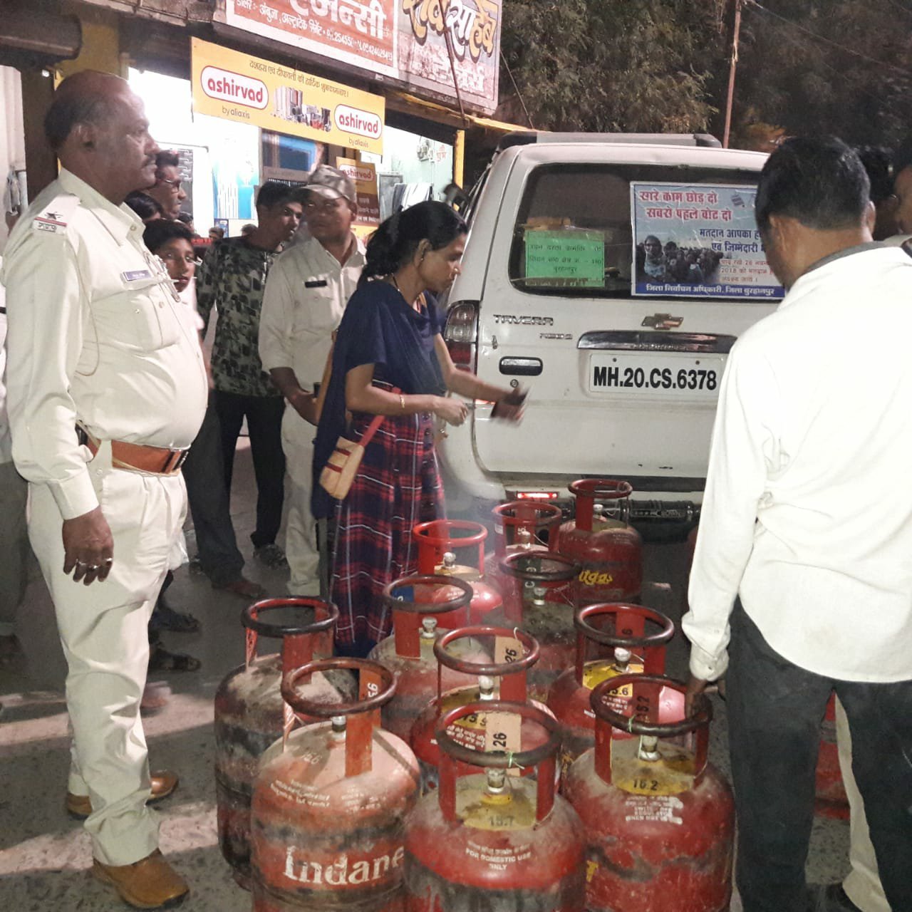 खाद्य विभाग ने चौपाटी पर से जप्त किए 14 घरेलू गैस सिलेंडर 2 खाद्य विभाग ने चौपाटी पर से जप्त किए 14 घरेलू गैस सिलेंडर | New India Times