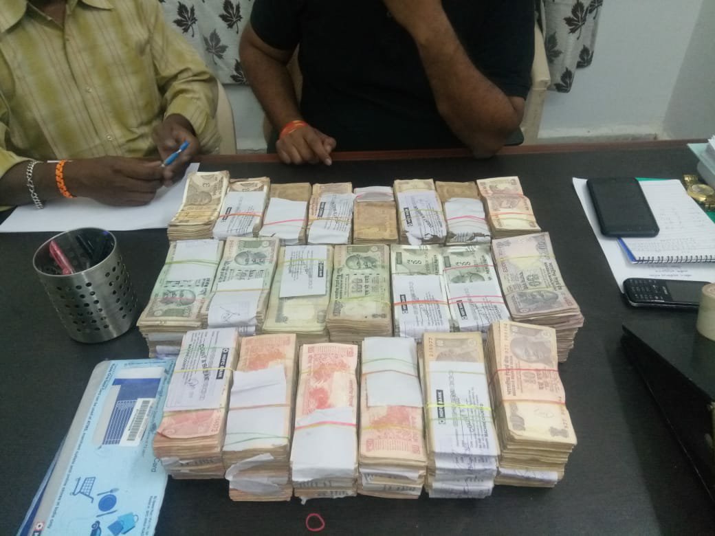 गुना के भोपाल रोड़ पर वाहन चेकिंग के दौरान 810000 रुपये कैश बरामद कर पुलिस ने की जब्ती की कार्रवाई | New India Times