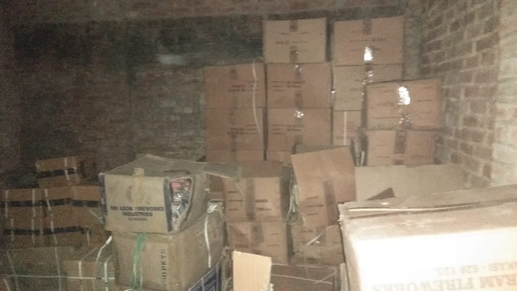 रिहायशी इलाके से पुलिस ने लाखों रुपए के पटाखों को बरामद कर किया नष्ट | New India Times