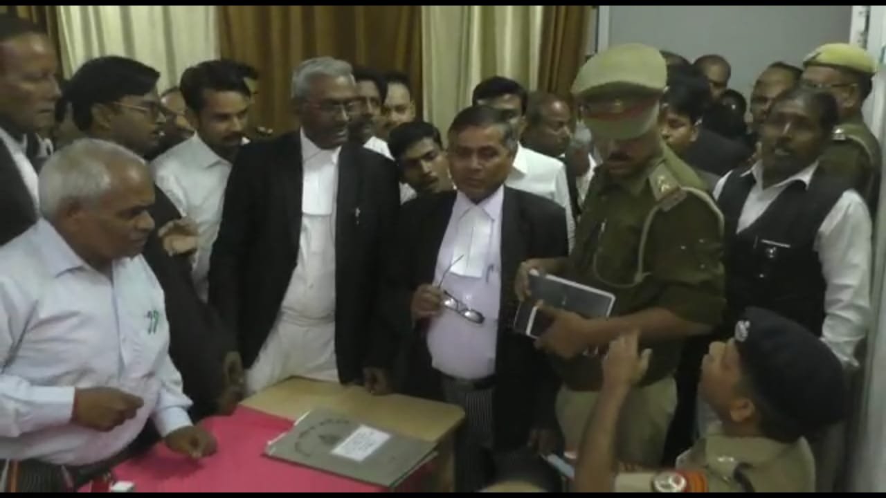 सीतापुर में वकीलों ने किया 3 दिन की हड़ताल का ऐलान, सीतापुर जिला जज के केबिन में घुसकर एसपी के सामने वकीलों द्वारा दारोगा को पीटने के मामले में दो वकील गिरफ्तार, 6 वकील नामजद | New India Times