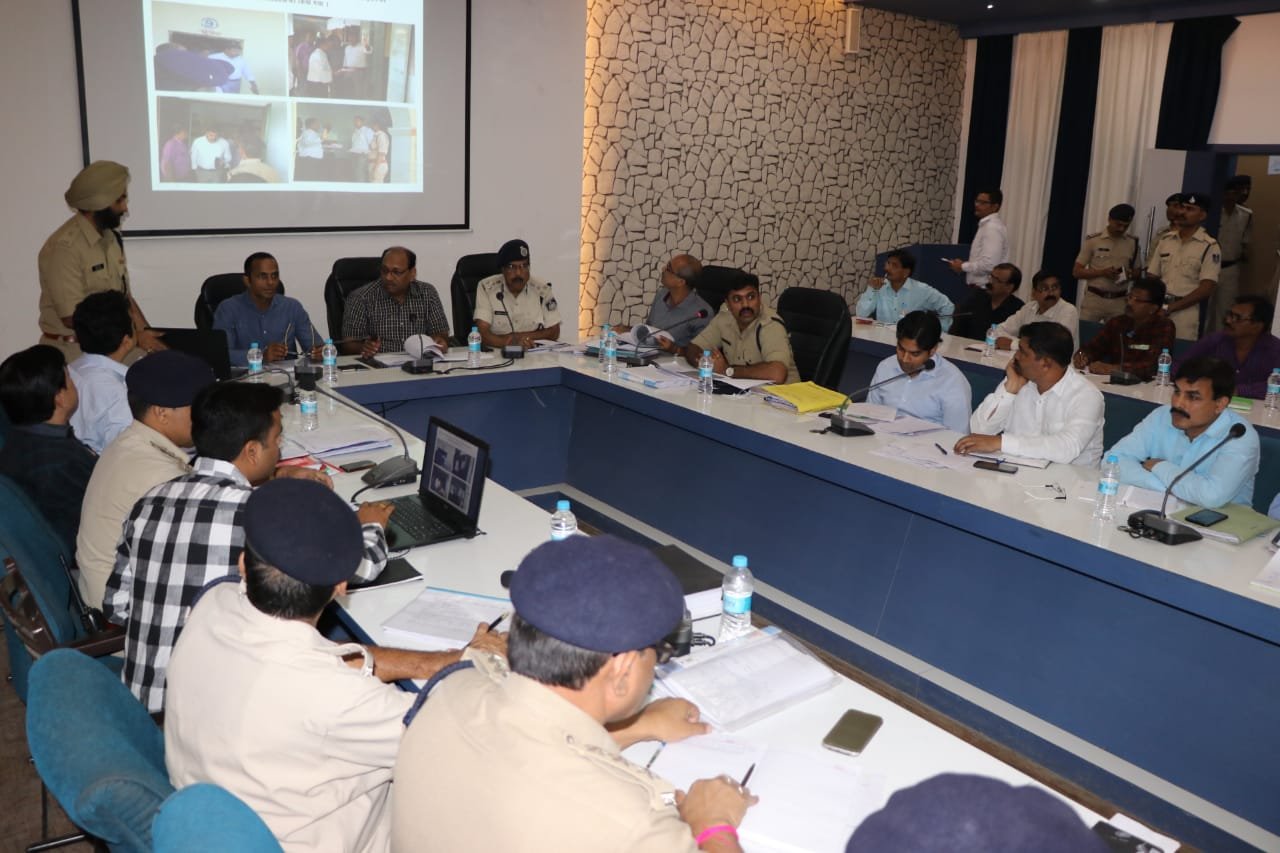 जिले में निष्पक्ष, निर्भीक एवं शांतिपूर्ण चुनाव प्रक्रिया सम्पन्न कराने व चुनाव की तैयारियों का जायजा लेने भिण्ड जिले के दौरे पर आए चंबल आयुक्त डॉ एमके अग्रवाल | New India Times