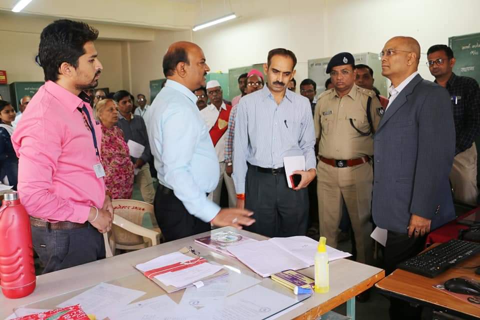 सामान्य प्रेक्षक श्री प्रसाद और पुलिस प्रेक्षक श्री निगम ने जिले की चुनावी तैयारियों का लिया जाएज़ा | New India Times
