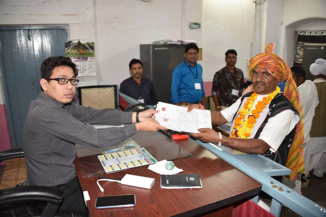 झाबुआ जिले के पेटलावद विधानसभा क्षेत्र के कांग्रेस उम्मीदवार वालसिंग मेड़ा ने दिखाया दम, बड़ी संख्या में समर्थकों के साथ रैली निकाल कर किया नामांकन | New India Times