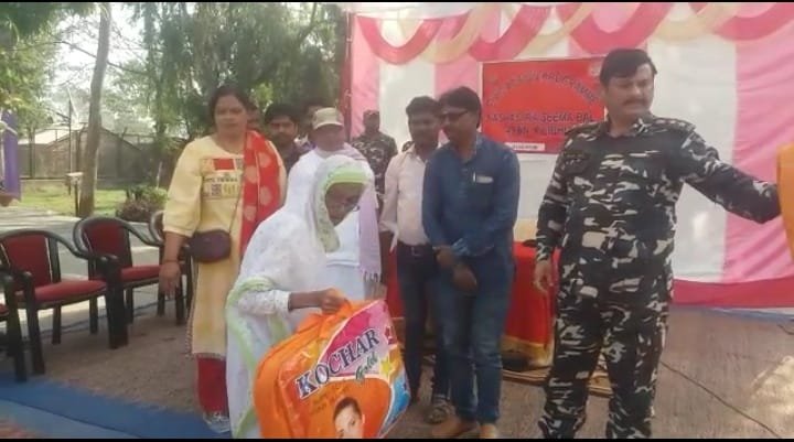 ठंड के मौसम को देखते हुए में एसएसबी के कमांडेंट ने गरीबों को बांटे कंबल | New India Times