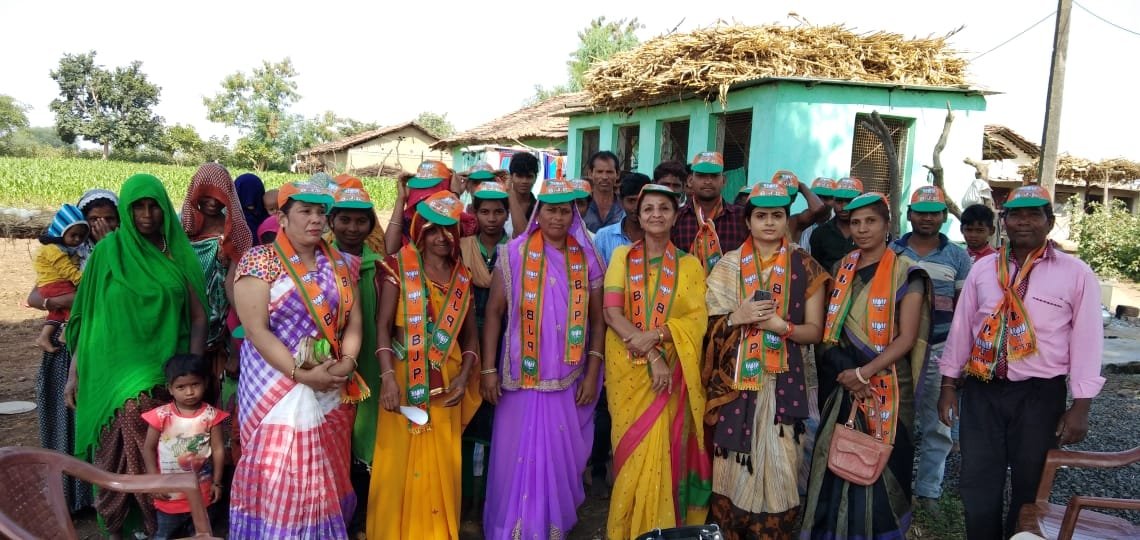 भाजपा महिला मोर्चा अध्यक्ष आरती भानपुरिया ने श्रीमती सूरज डामोर के साथ किया तूफानी जनसपंर्क | New India Times