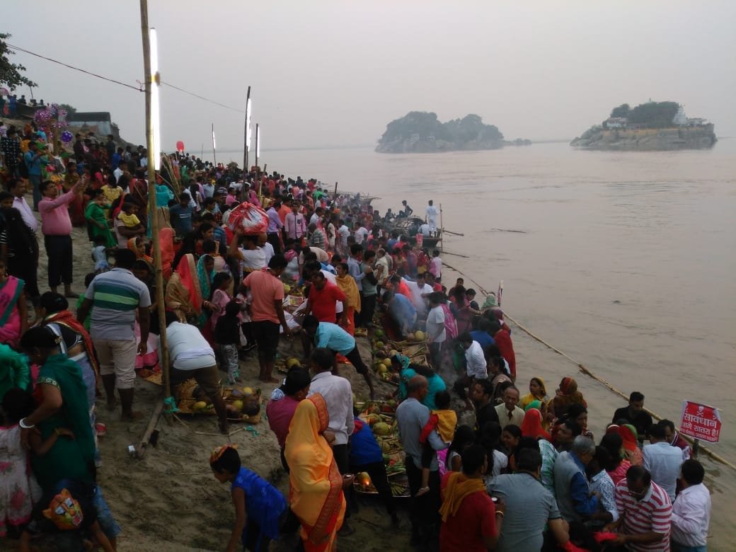 छठ पर्व पर एसडीओ सुजय कुमार सिंह और एएसपी दिलनवाज अहमद ने घाटों पर अपने दल -बल के साथ मुस्तैदी से की निगरानी | New India Times