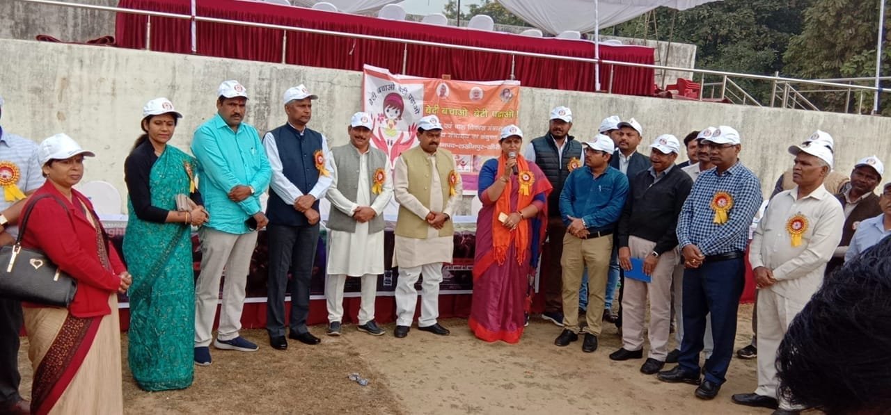 भारत सरकार की महत्वाकांक्षी योजना बेटी बचाओ-बेटी पढ़ाओं के अर्न्तगत निकाली गयी जागरूकता रैली, जन प्रतिनिधियों और अधिकारियों ने दिखाई जागरूकता रैली को हरी झण्डी, बालिकाओं का बैण्ड रहा आकर्षण का केन्द्र | New India Times